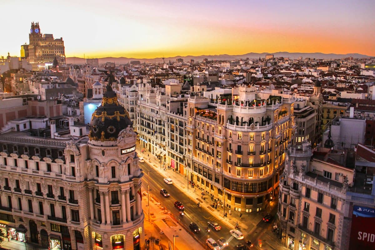 Skyline urbano al atardecer